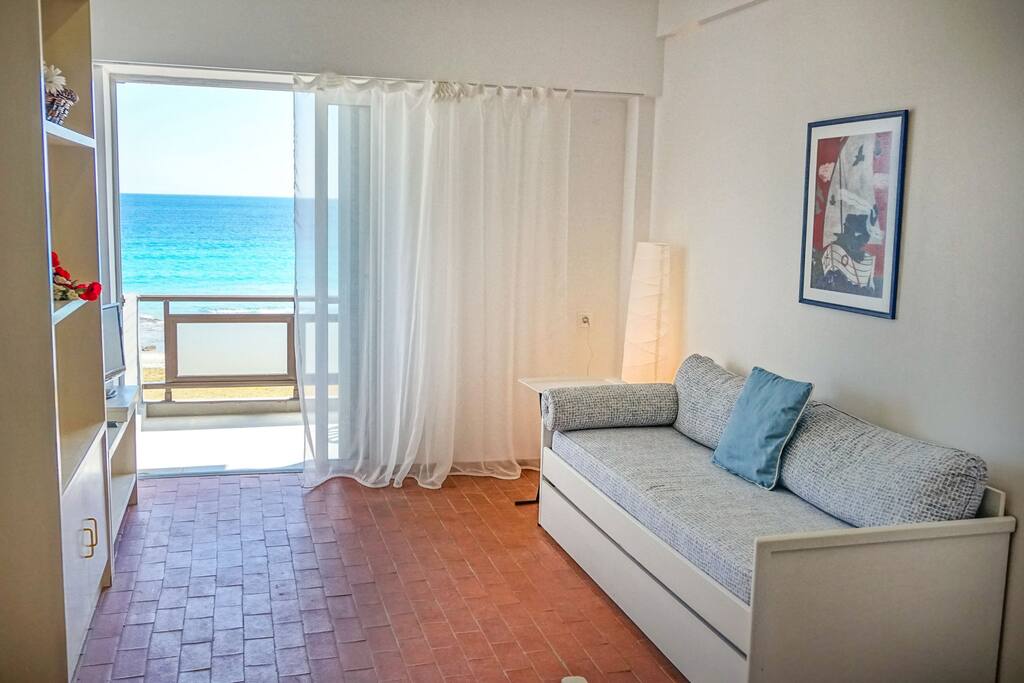 Sunny Bay, beachfront 1-bdrm apartment